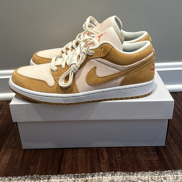 Air Jordan 1 Low SE - Picture 2 of 4